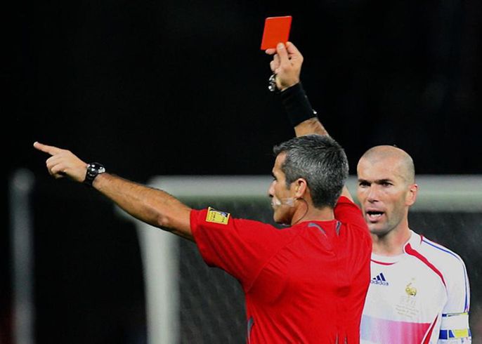 Thẻ đỏ là gì? Tìm hiểu về lịch sử của thẻ đỏ và luật thẻ đỏ trong bóng đá